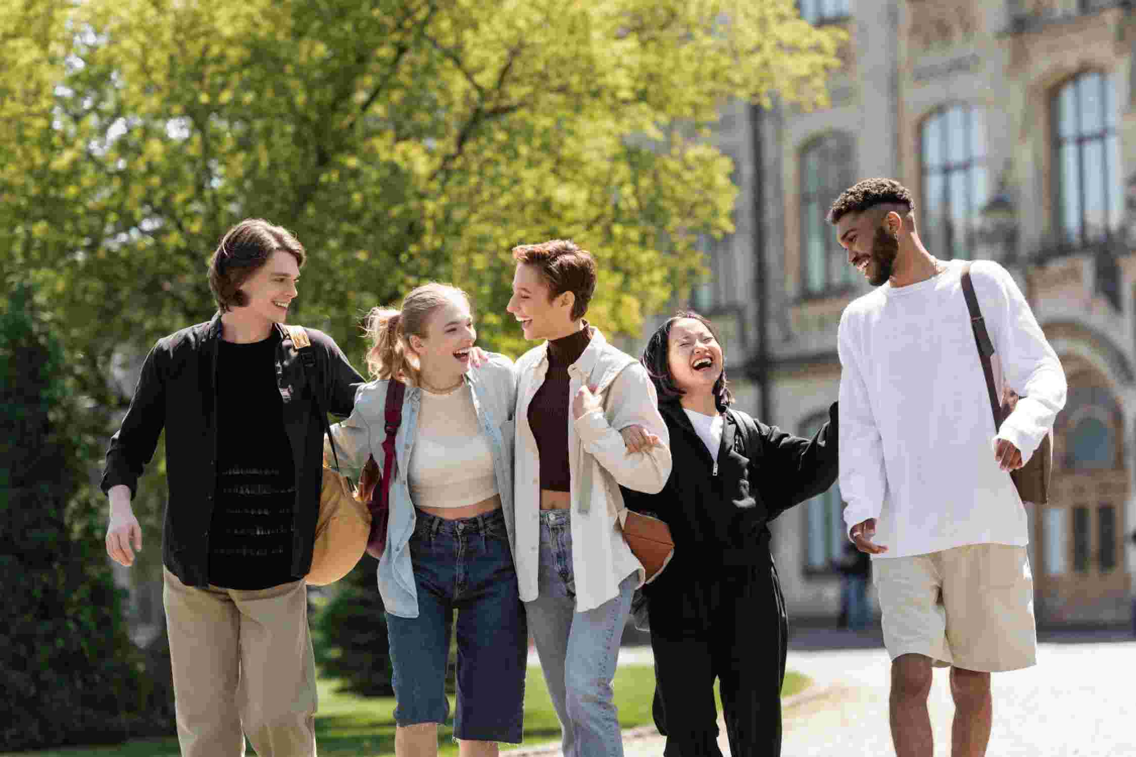 Studenten auf dem Campus.