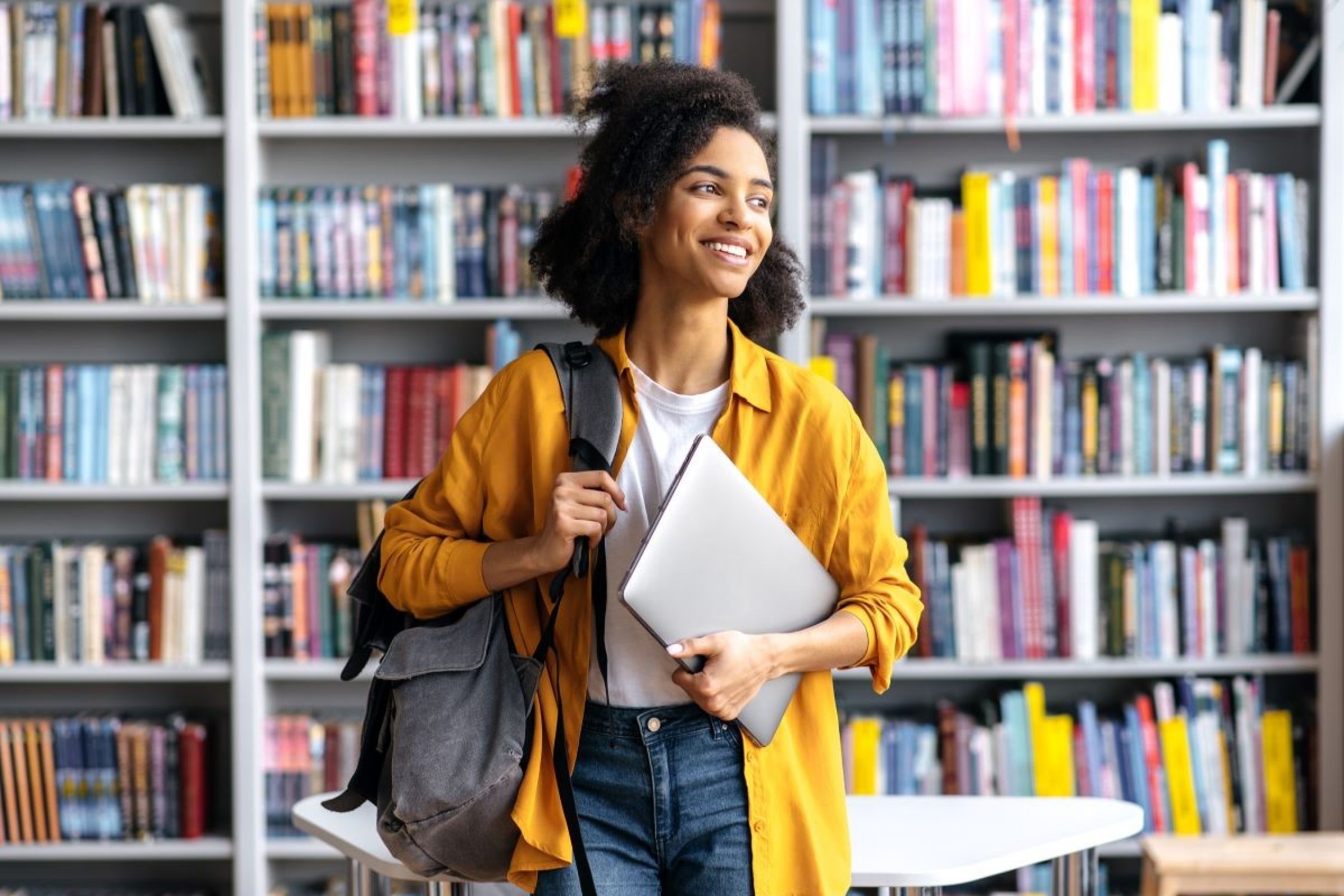 Eine junge Frau in der Bibliothek