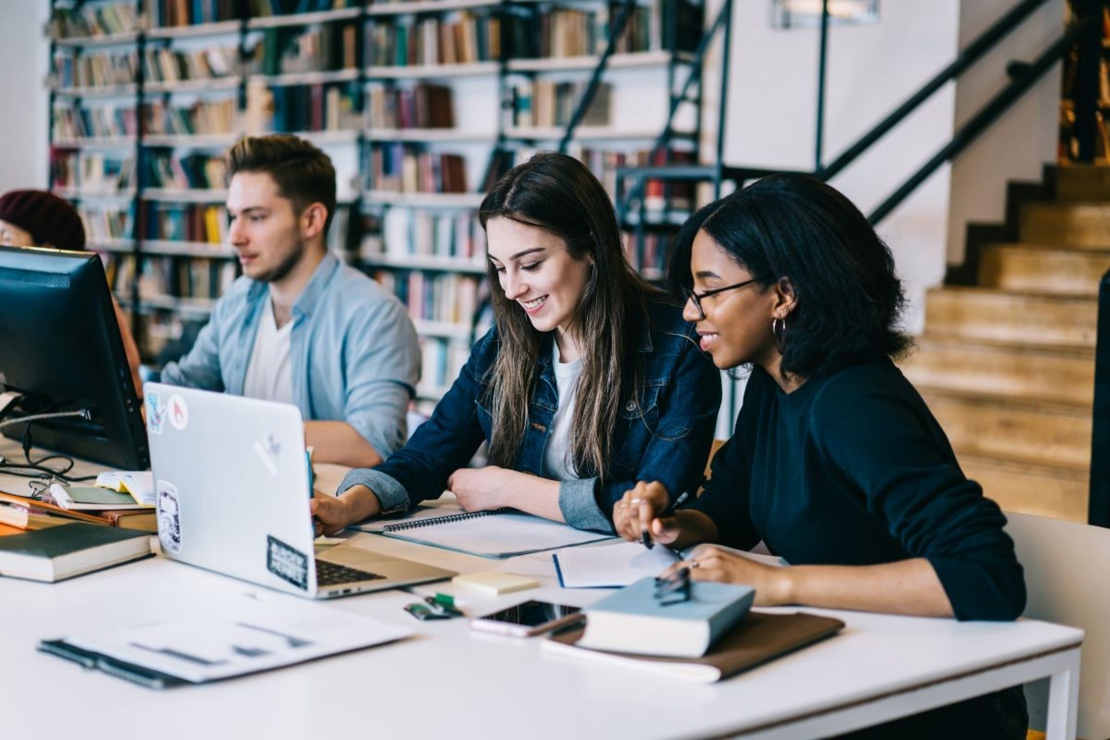 Les étudiants apprennent à la bibliothèque.